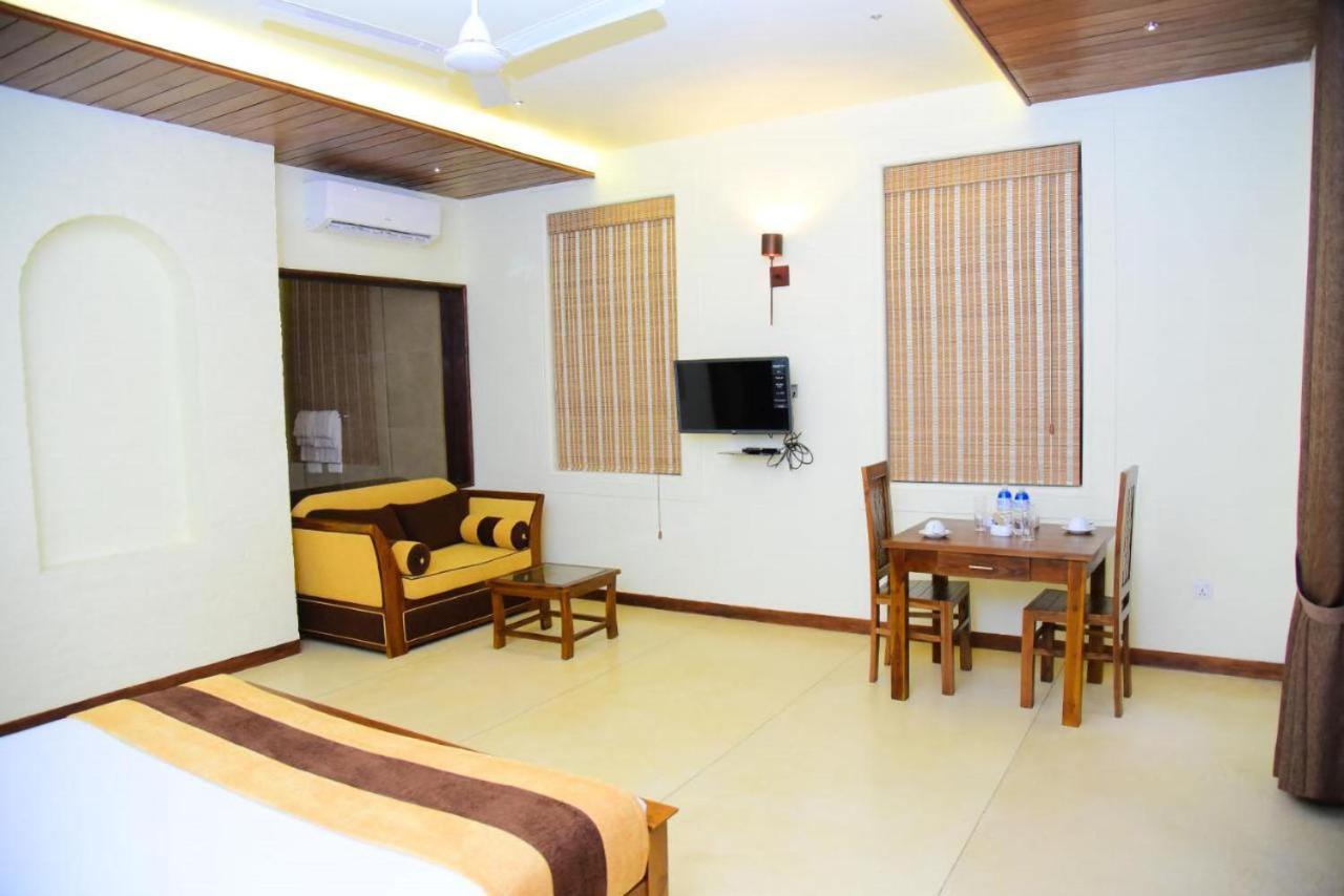 Hotel Leaf On Lagoon Katunayaka Extérieur photo
